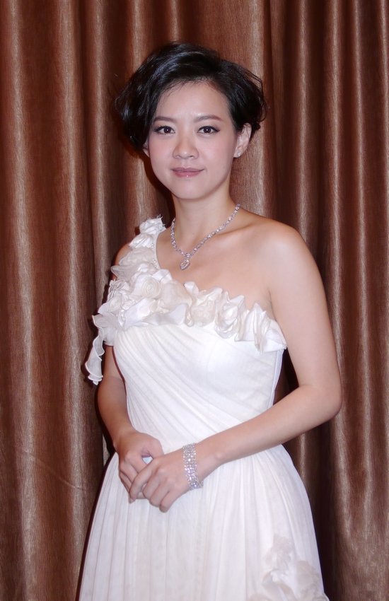  p>曾宝仪,1973年2月21日生于中国香港,节目主持人,歌手,演员.