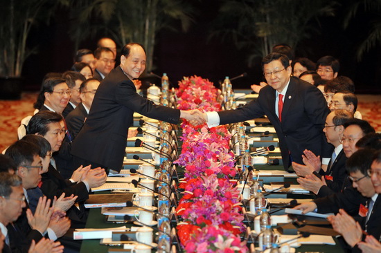 "海基会")与海峡两岸关系协会(简称大陆"海协会")进行第十次高层会谈