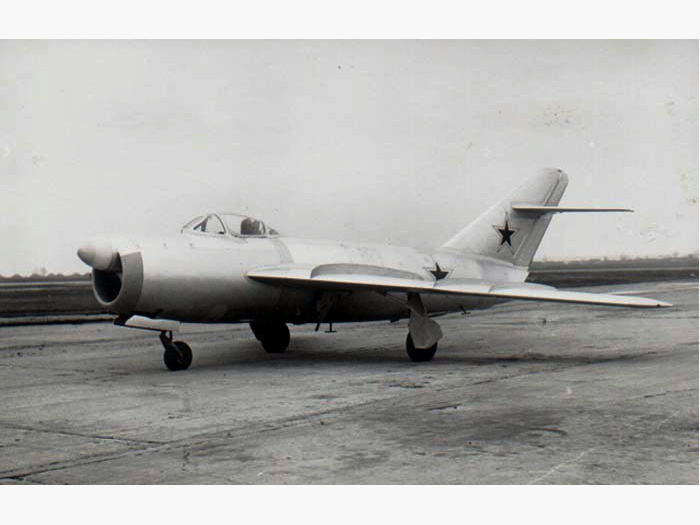  p>米格-17战斗机(俄文:Микоян МиГ-17,英文:mikoyan mig-17