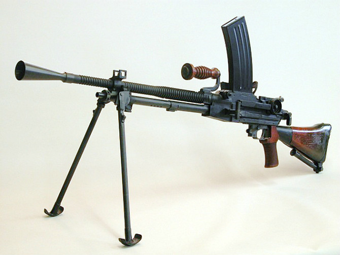 枪(九九式軽机関铳,きゅうきゅうしきけいきかんじゅう)是日本侵略军