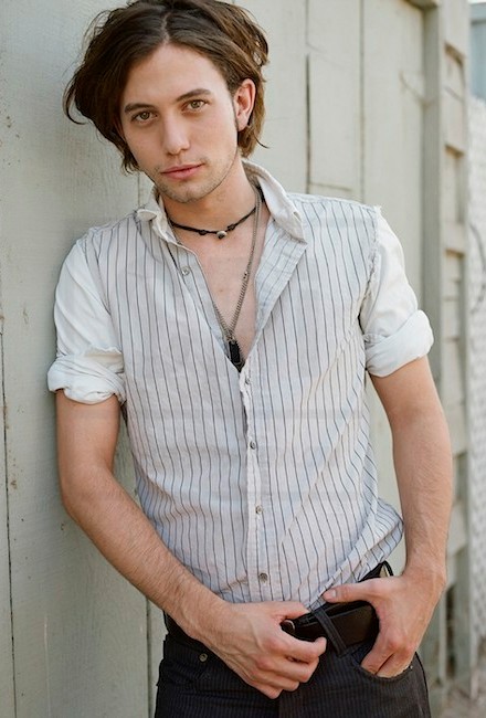  p>杰克逊·拉斯波恩(jackson rathbone),1984年12月21日出生于新加坡