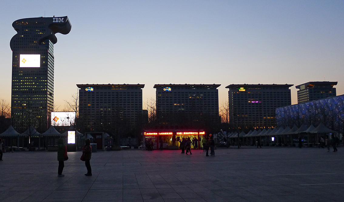 p>鸟巢西侧著名的"盘古大观",在部分楼栋的顶层,建设了12座空中四合院