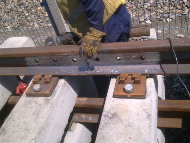 可用特制月牙垫片将普通钢轨接头螺栓孔挤压而成. /p>