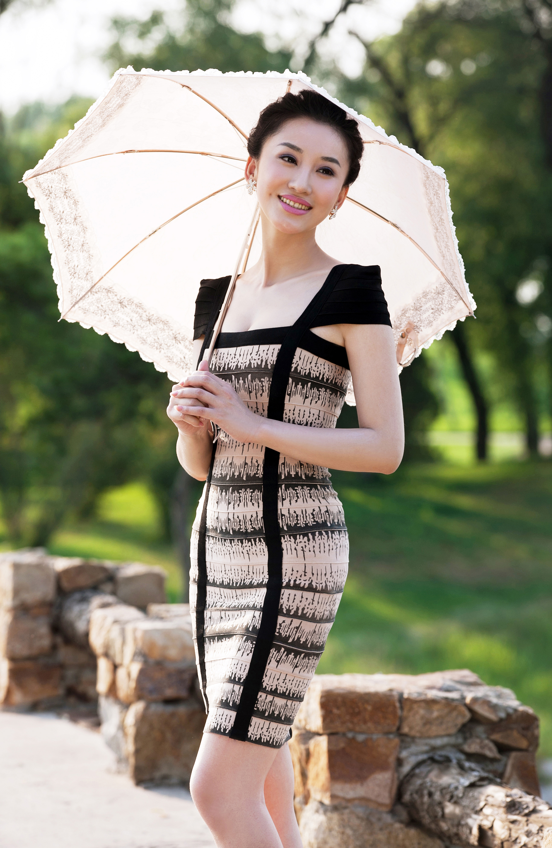  p>朱子岩,原名朱泠谛,1985年12月29日出生于贵州省贵阳市,中国内地女