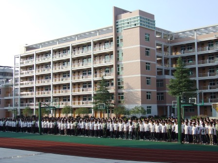  p>清流一中是一所省重点中学,二级达标学校,坐落在三面环水一面依山