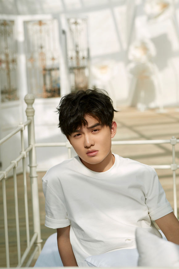  p>郑伟,2000年12月18日出生于北京市,中国内地影视男演员,就读于南京