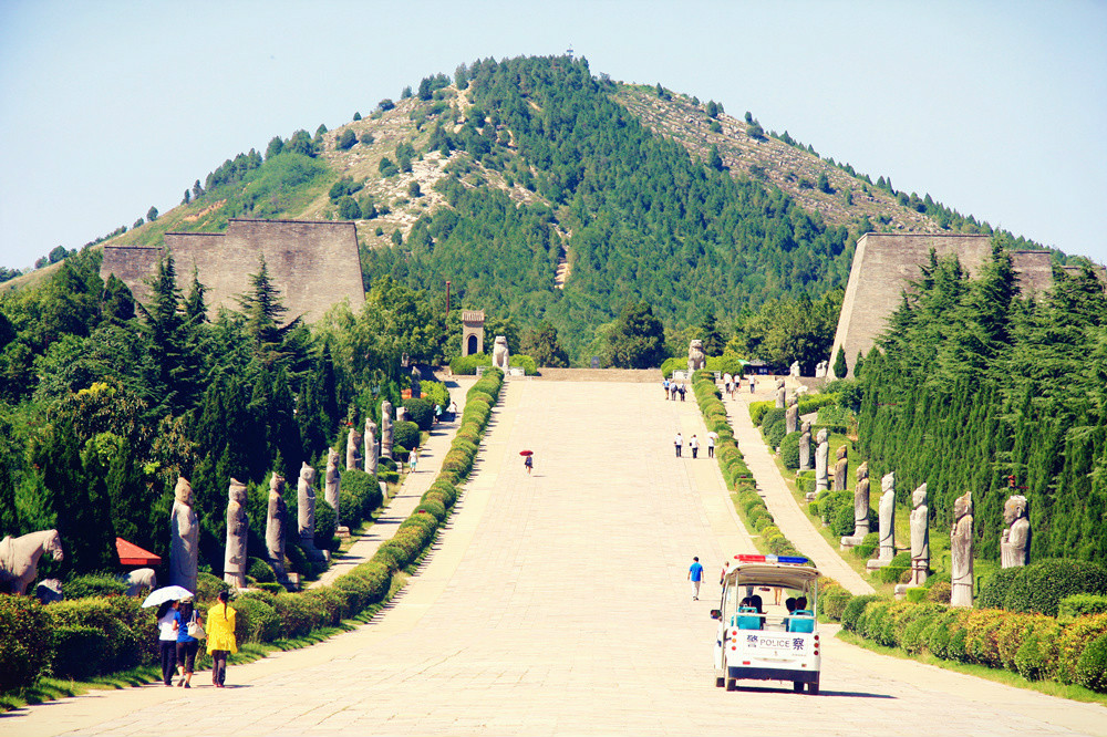  p>乾陵是陕西关中地区 a target="_blank" href="/item/唐十八陵">唐