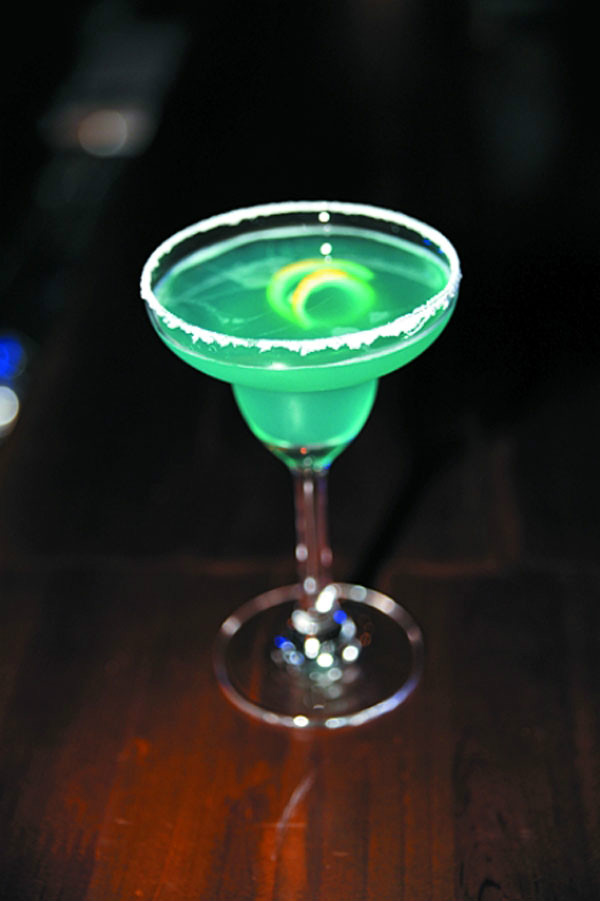  p>非常喜悦(high life),这款鸡尾酒是以伏特加为基酒,配以白柑橘香