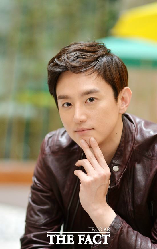 本名权世仁,2012年转入经纪公司saram entertainment时将名字改为权律