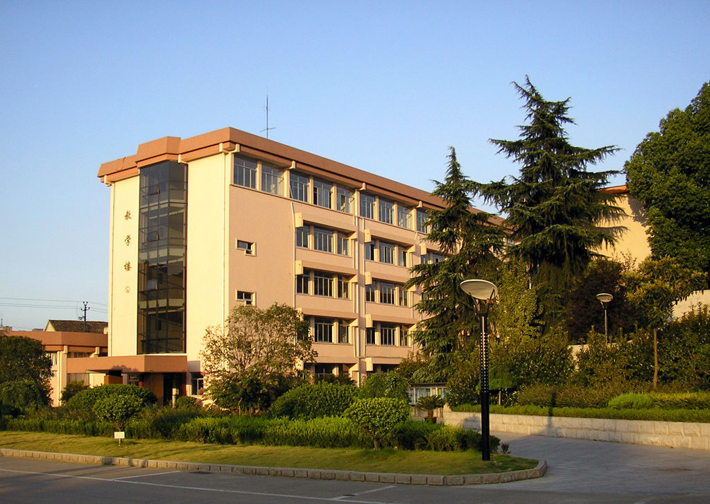  p>诸暨市浣江教育集团成立于2008 年6月,下辖浣江初中和浣东初中两个