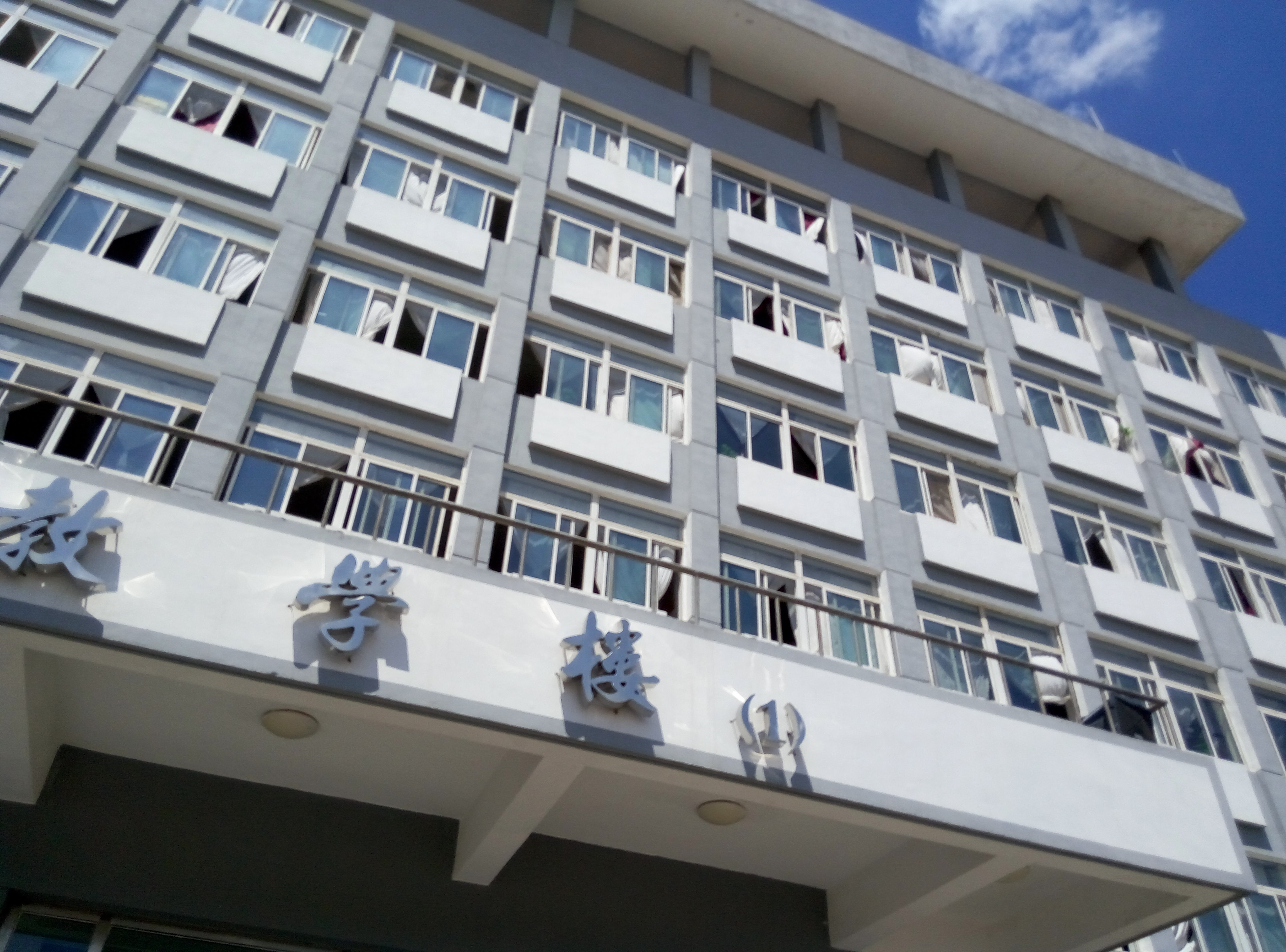  p>渤海大学附属高级中学(简称渤大附中)位于美丽的滨海城市— 辽宁省
