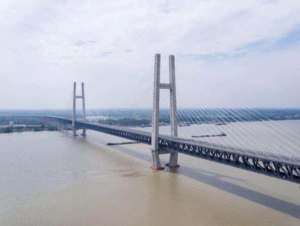  p>黄冈长江大桥(huanggang yangtze river bridge)是中国湖北省境内
