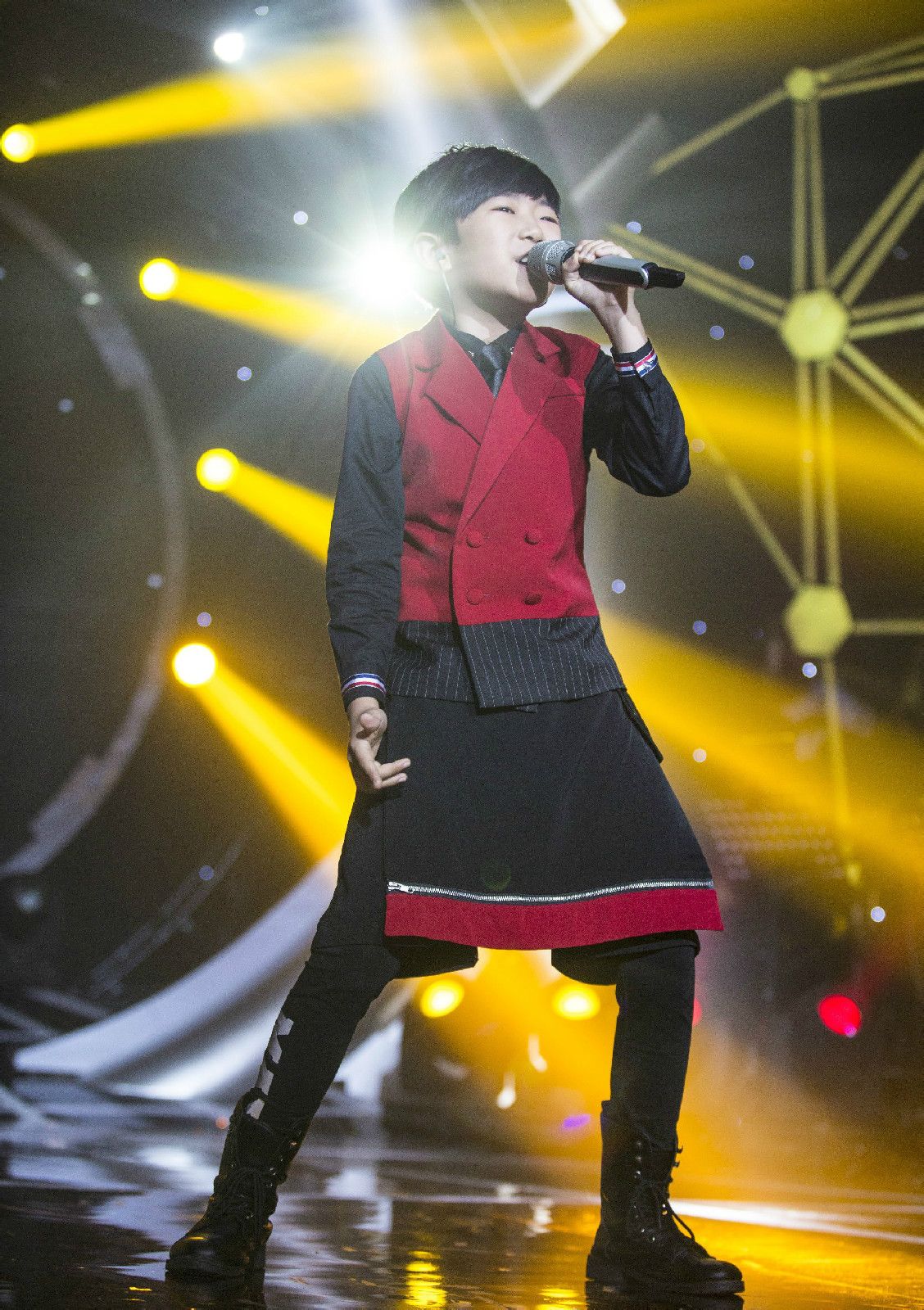 中国新声代第三季 /a>学员,"节奏小子"谢昊轩时尚潮流的苏格兰裙搭配