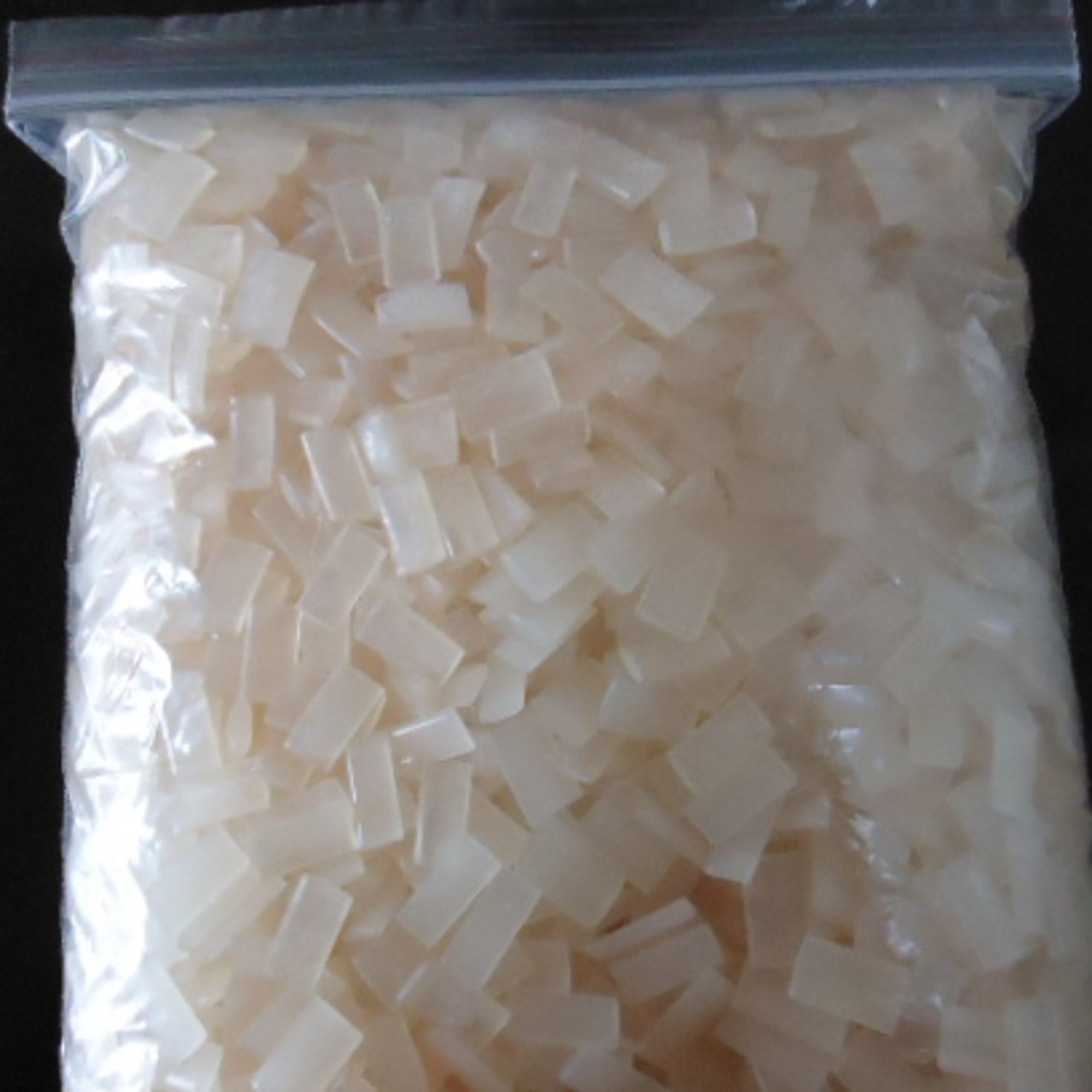  p>热熔胶(英文名:hot glue)是一种可塑性的粘合剂,在一定温度范围内