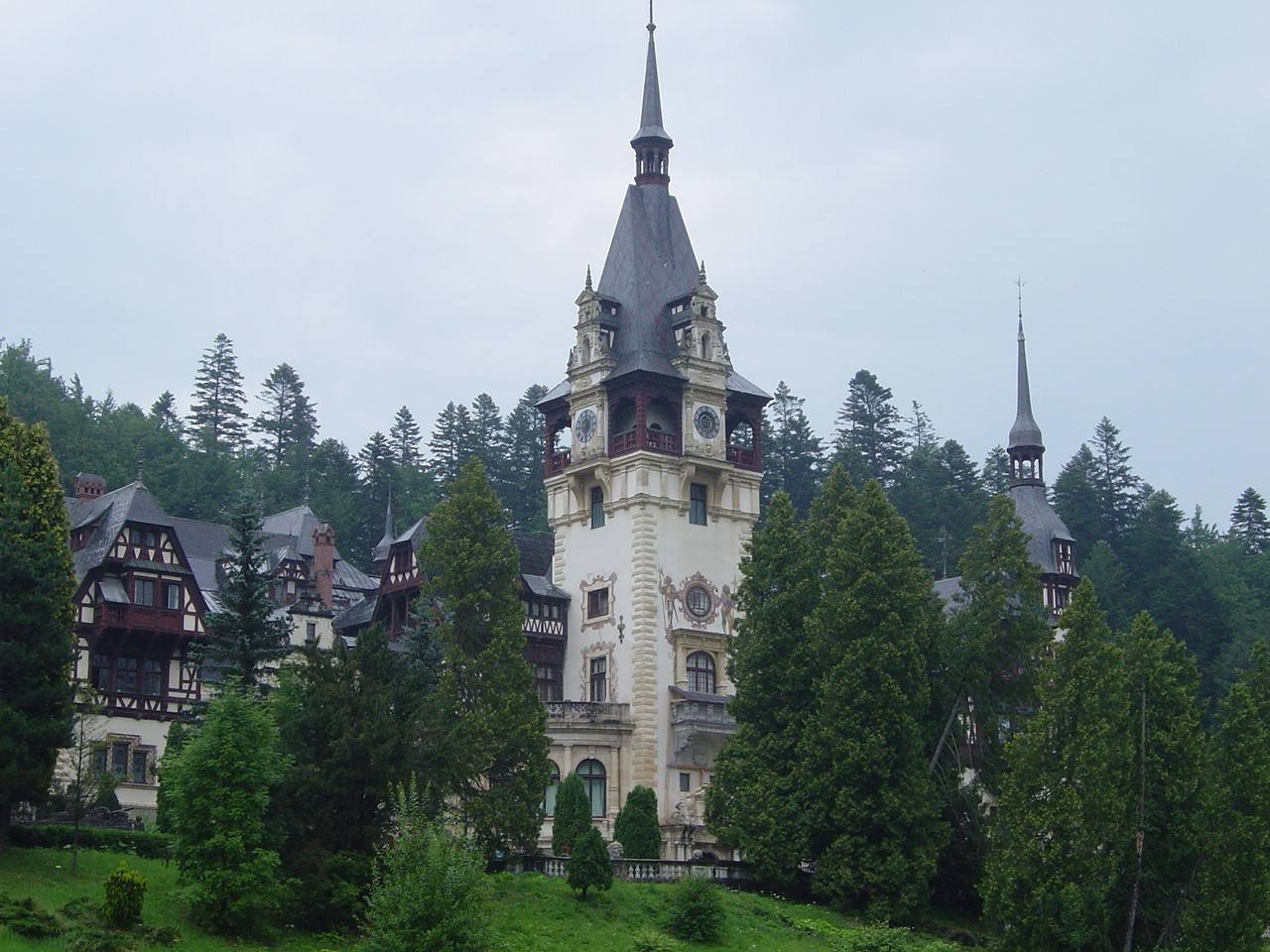 这座城堡更为人们熟知的名称是德古拉城堡(dracula castle),那是因为