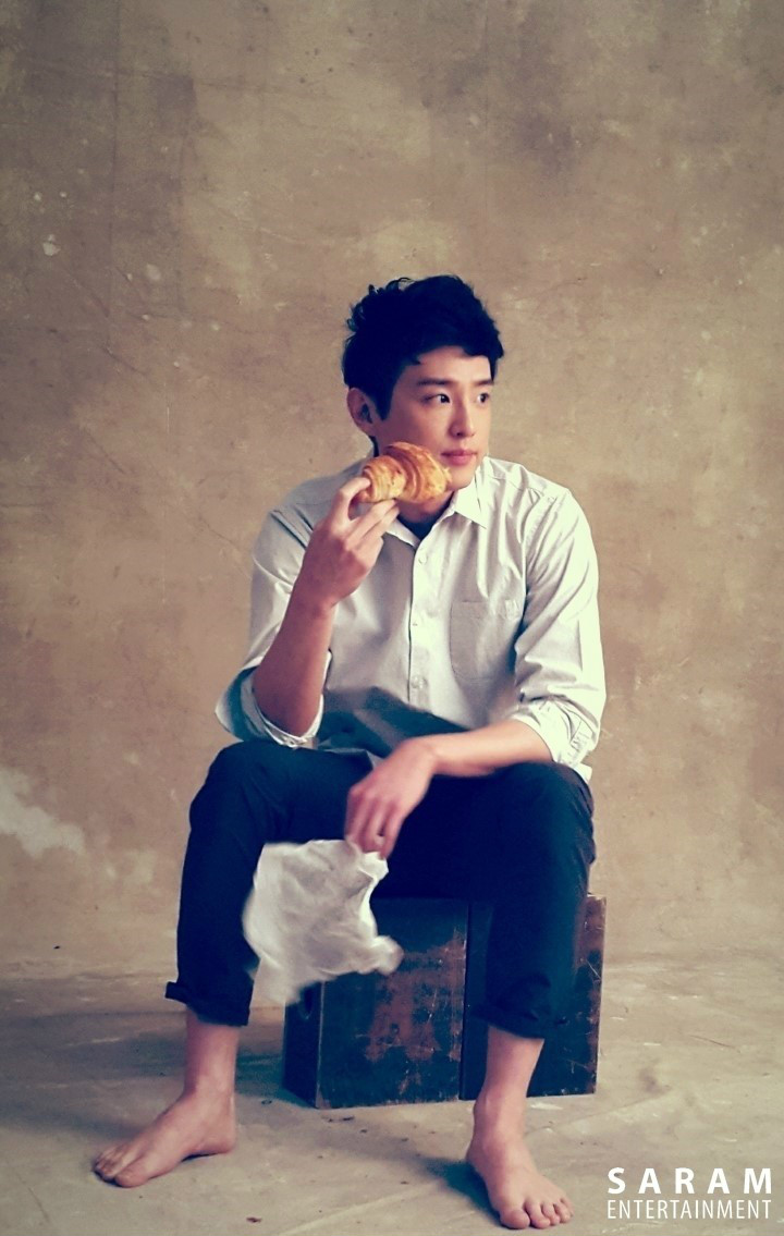 本名权世仁,2012年转入经纪公司saram entertainment时将名字改为权律