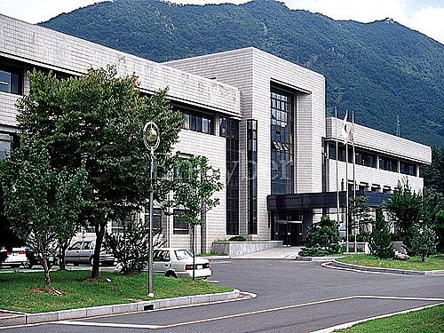  p> a target="_blank" href="/item/国立昌原大学/2707420" data