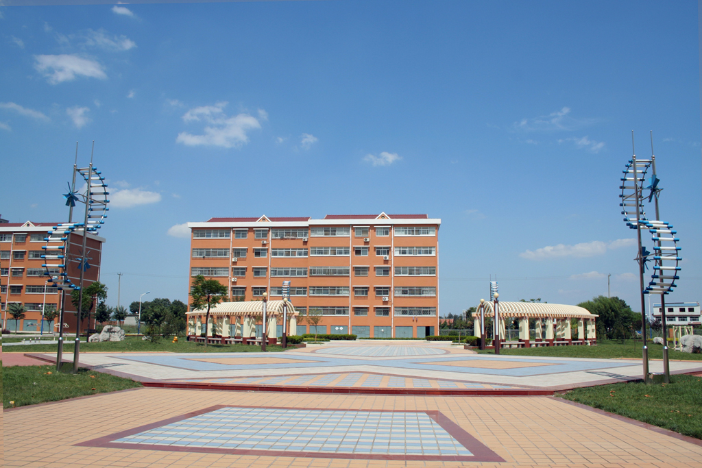 寿光现代中学位于山东省寿光市弥河西岸,1999年7