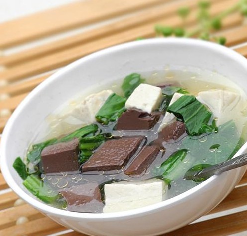  p>菠菜鸭血豆腐汤是一道汤品,主料是菠菜,鸭血,豆腐,配料是枸杞等