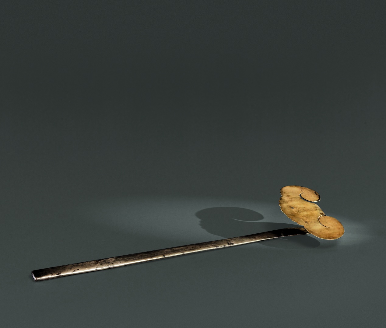 唐鎏金坐佛纹云头银如意