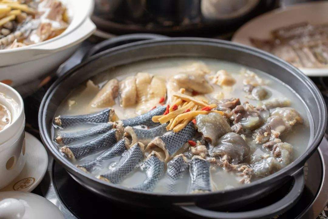  p>龟蛇汤是一道以龟肉,眼镜蛇等为主要食材制作的宁乡创新菜. /p>