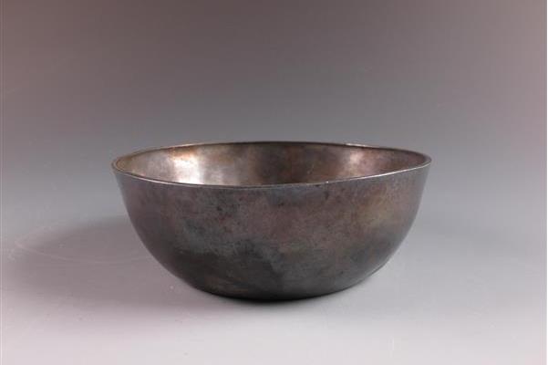 唐素面平底银碗