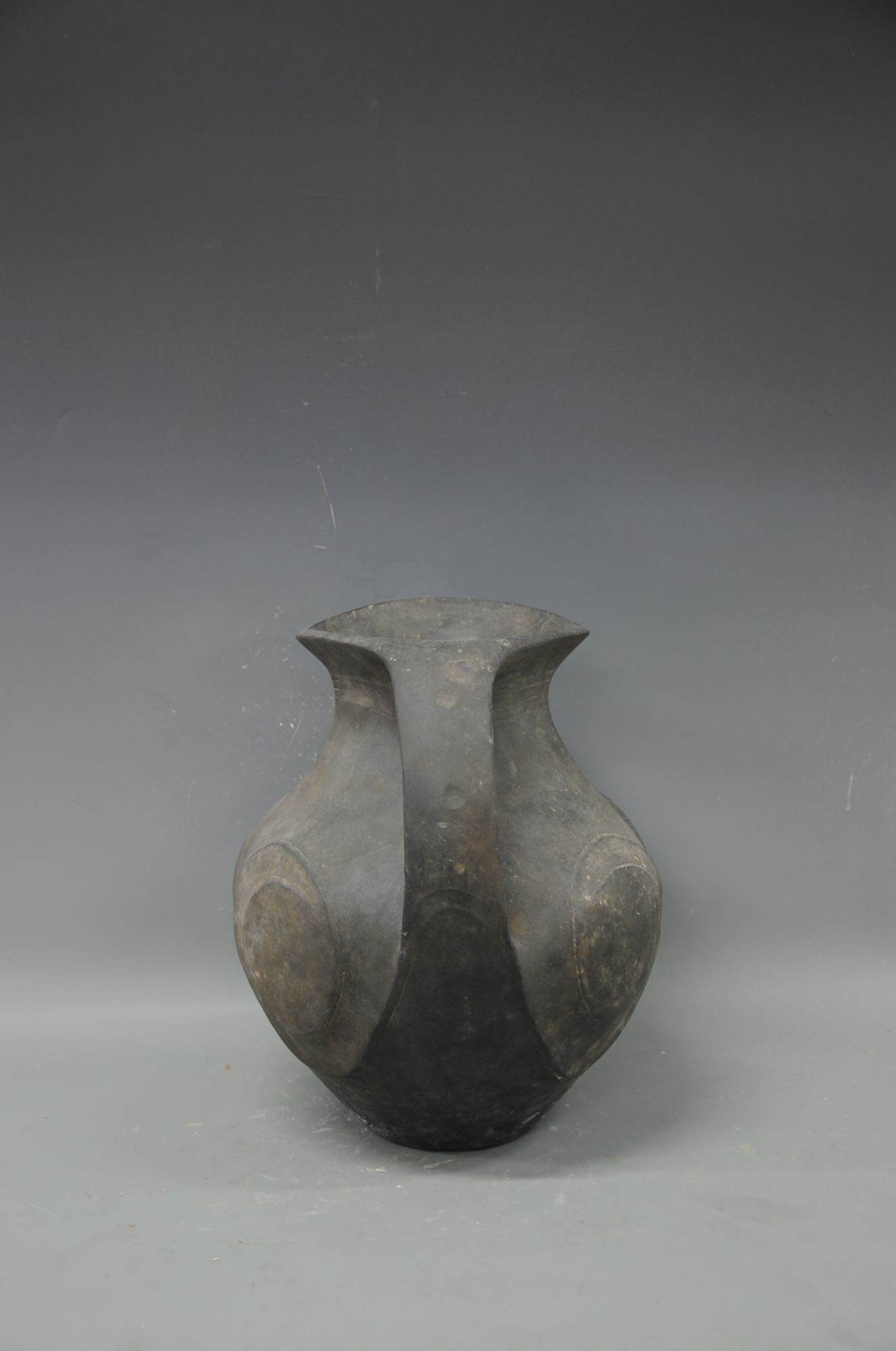 汉代黑陶双耳陶罐