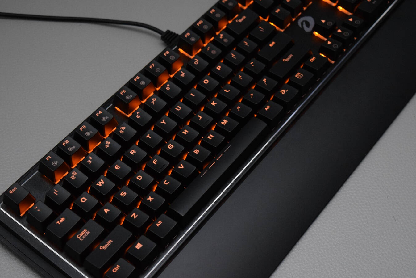 罗技k835有线机械键盘黑色红轴