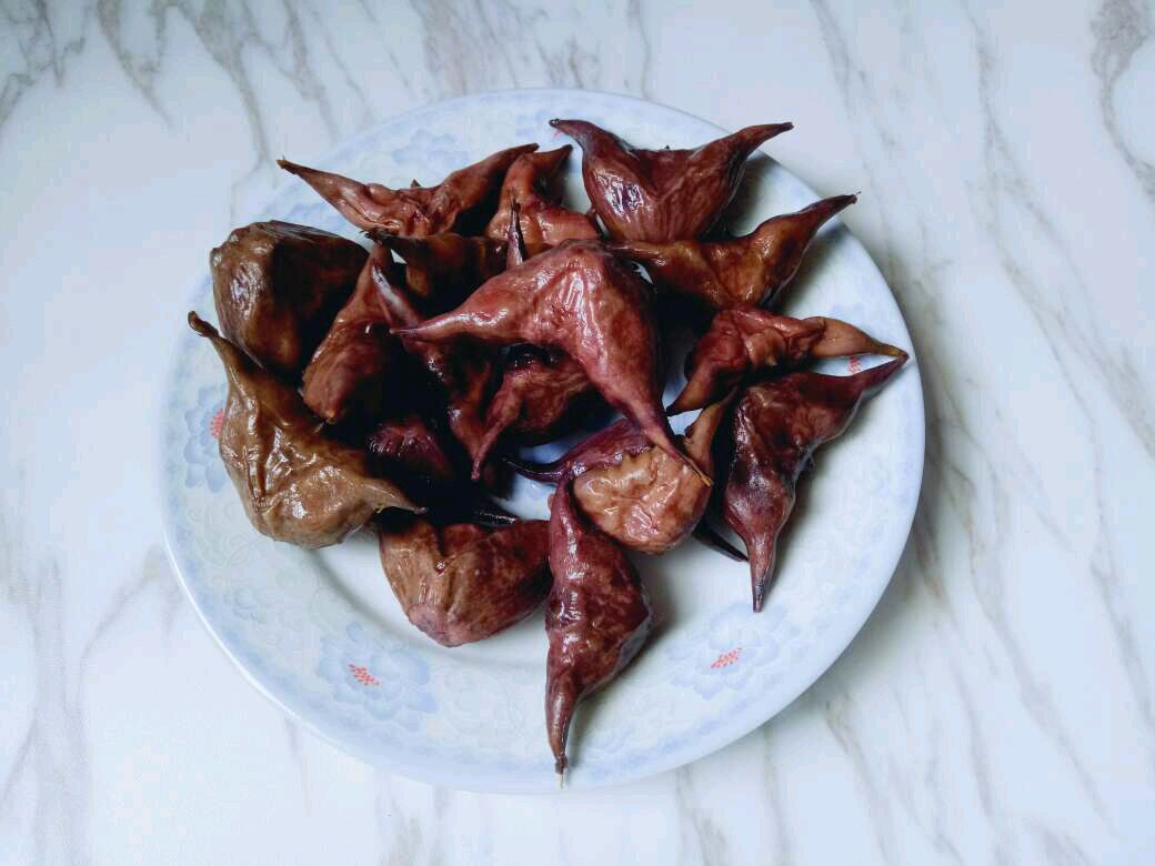  p>水煮菱角是一道由菱角,大葱,姜等做成的美食. /p>