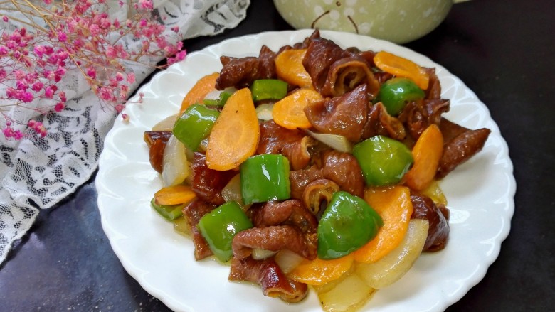  p>洋葱爆炒肥肠是一款家常菜品,制作原料主要有洋葱,肥肠等. /p>