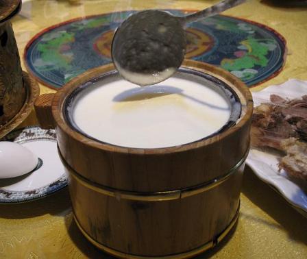  p>奶酒主要为我国北方游牧民族所酿造与饮用.