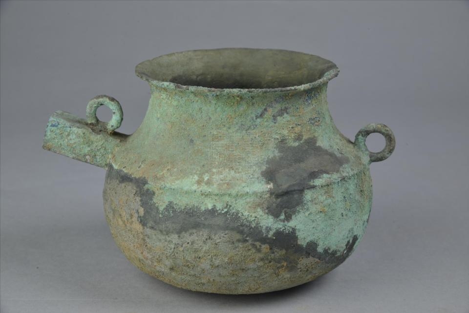 西汉带流铜釜