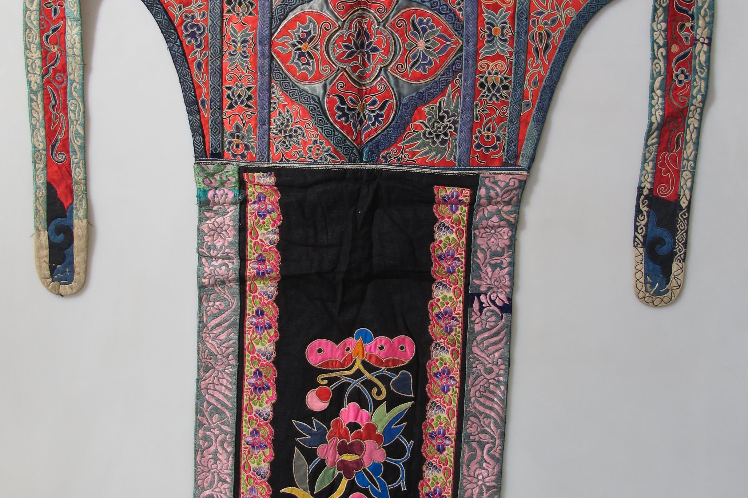 当代三都水族马尾绣蝶凤纹背带