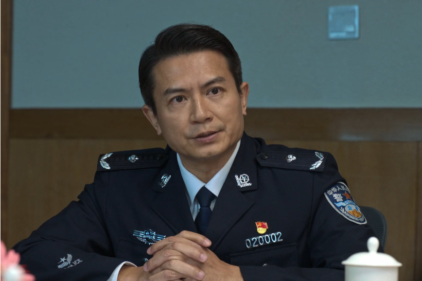 中的一个男配角,是2021年京海市公安局常务副局长,由演员 