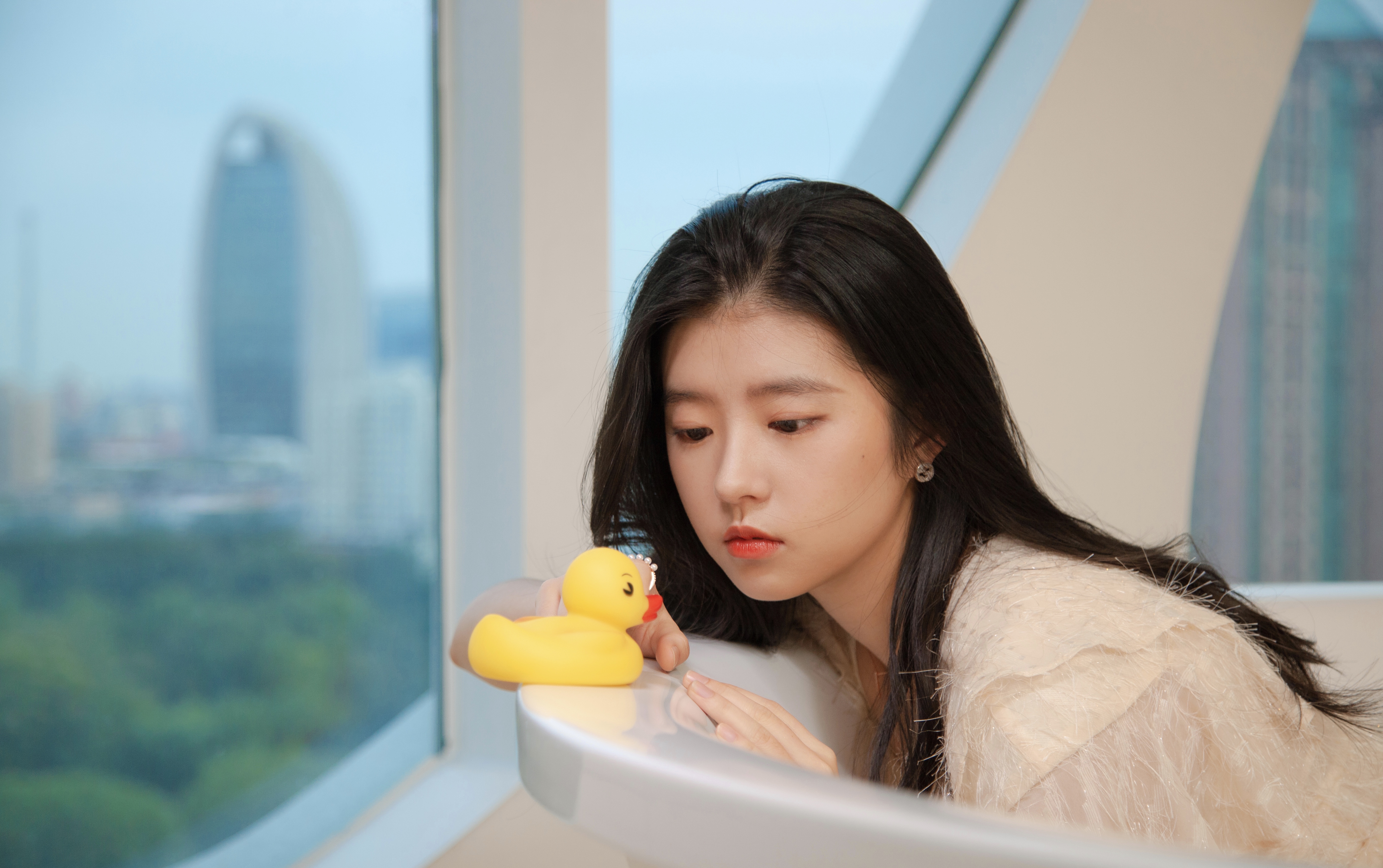 id="gnto7a3le6">何蓝逗,本名何蓝,1999年10月16日生于广东省惠州市