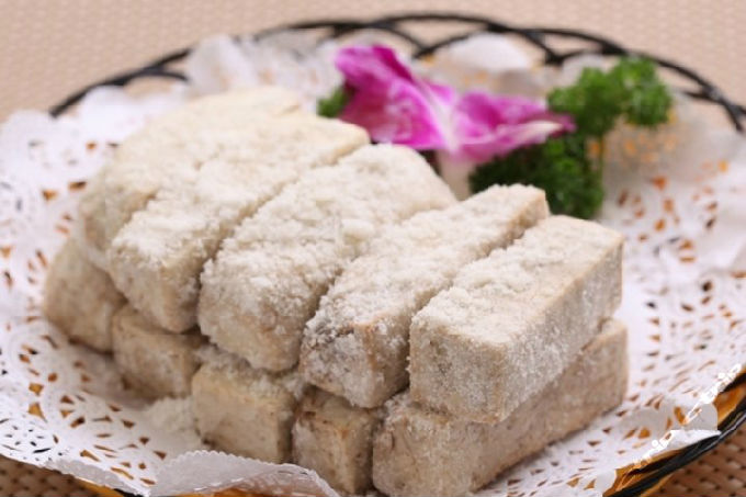  p>反沙芋块的主 料是白芋头750克,猪油500克(耗150克),白糖400克,葱