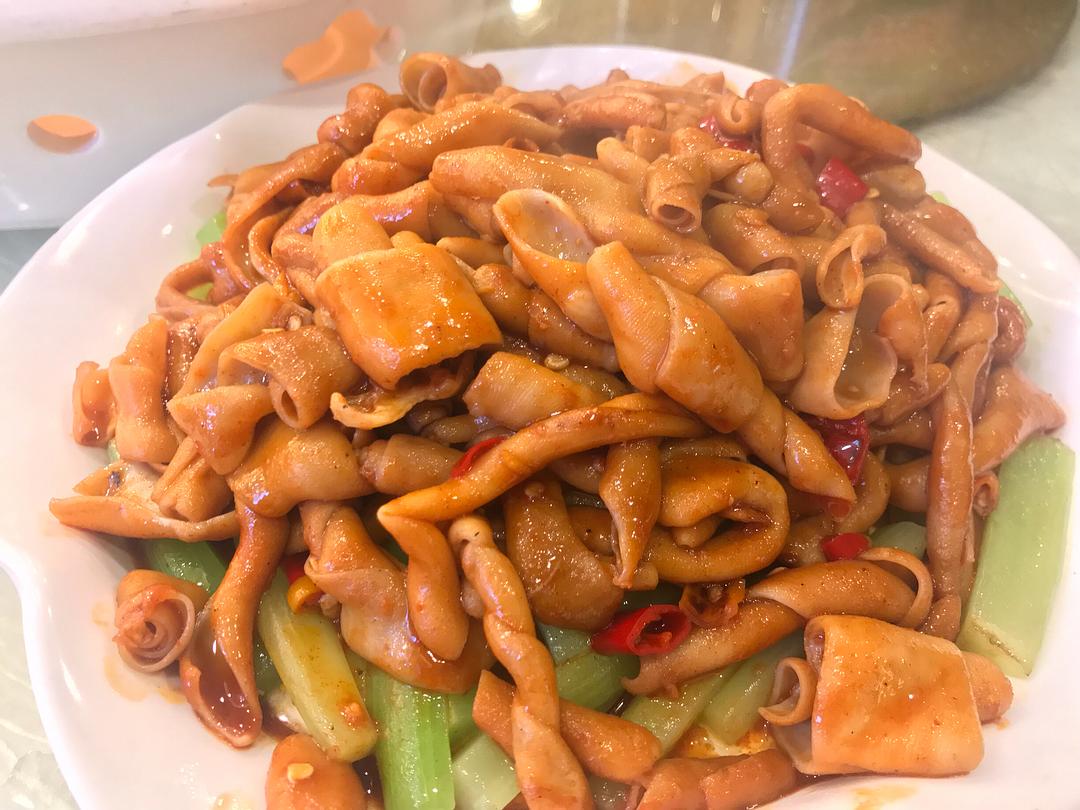  p>酱爆脆肠是一道猪生肠,泡山椒等制作而成的美食,口味酸辣爽口丶引