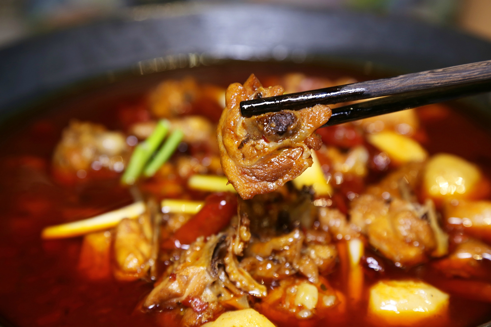  p>梁山鸡是一道以仔鸡,山药为主料的菜品,是重庆当地特色美食之一.