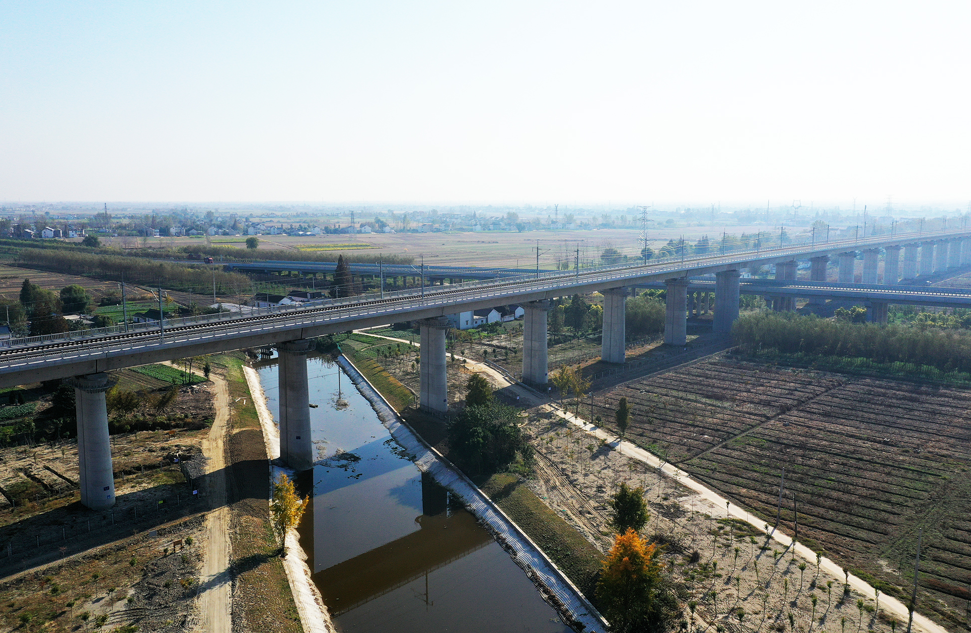  p>盐通高速铁路(yancheng-nantong high-speed railway),是一条连接 