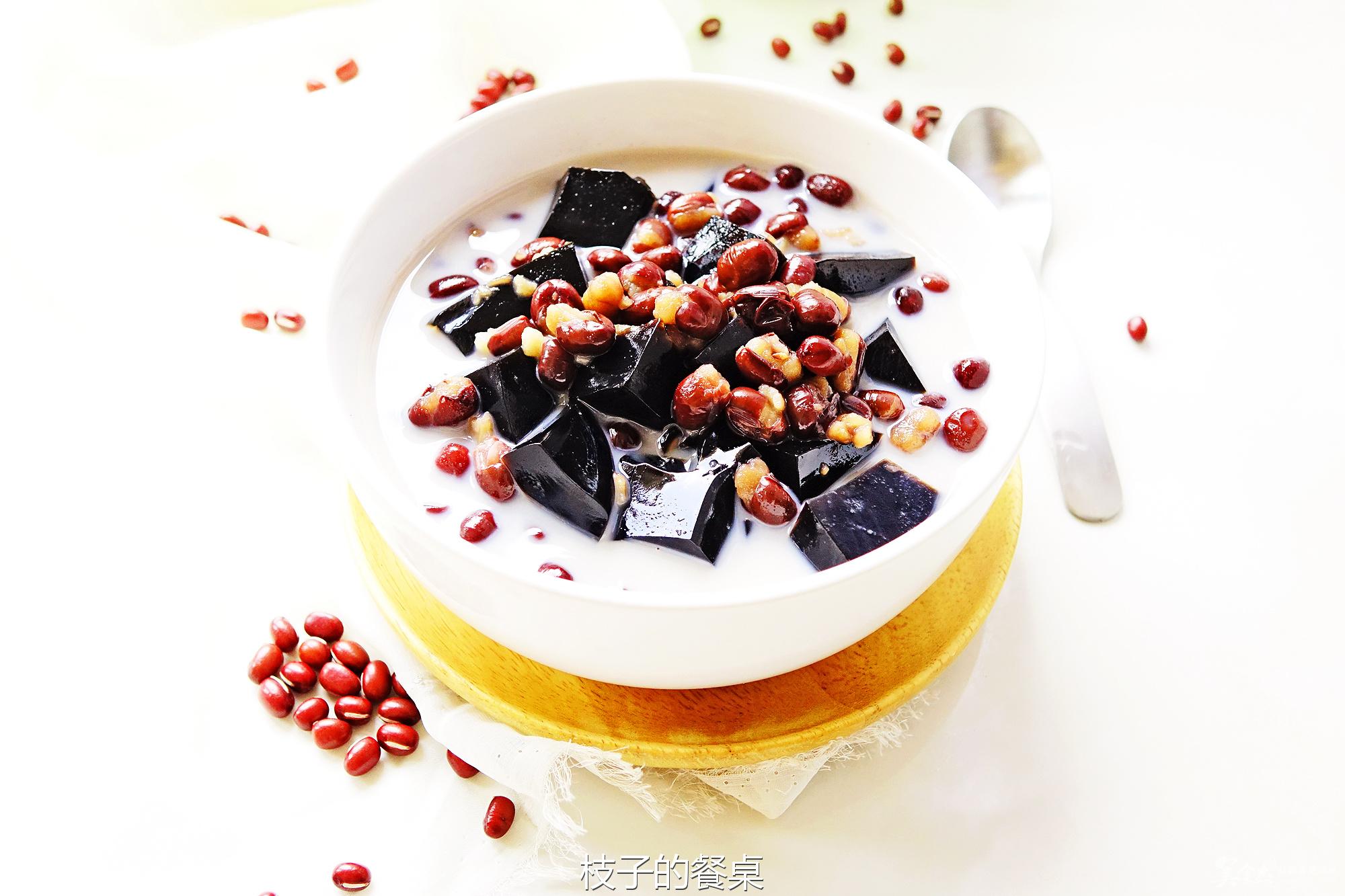 椰浆蜜豆龟苓膏