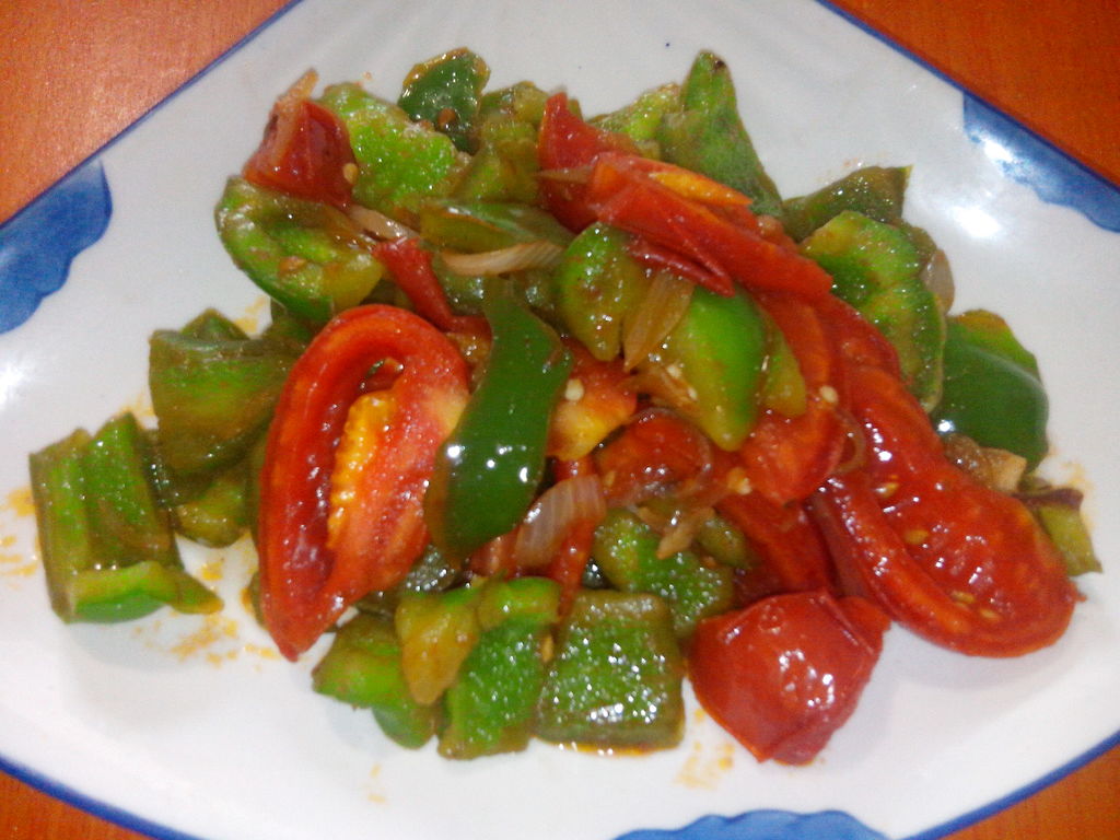  p>青辣椒炒西红柿是一道美食.富含维生素,常吃有美容之功效.