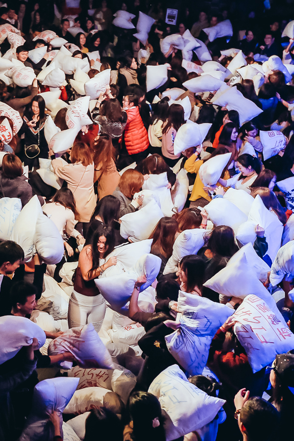 由"千人枕头大战"更名为"超级枕头大战",这场派对活动广受多层次年轻