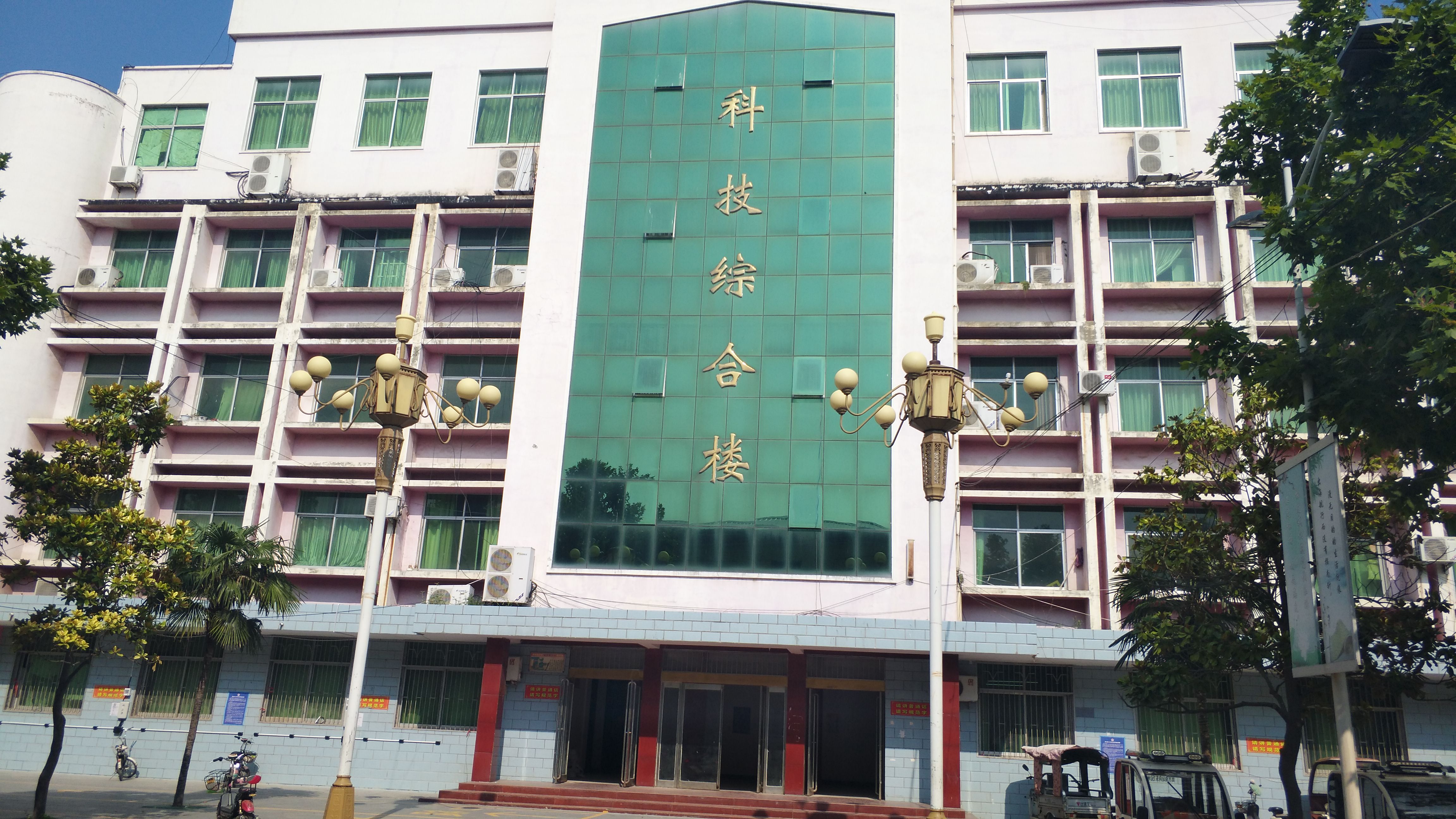  p>商水县第一高级中学简称"商水一高",创建于1952年,坐落在 a target