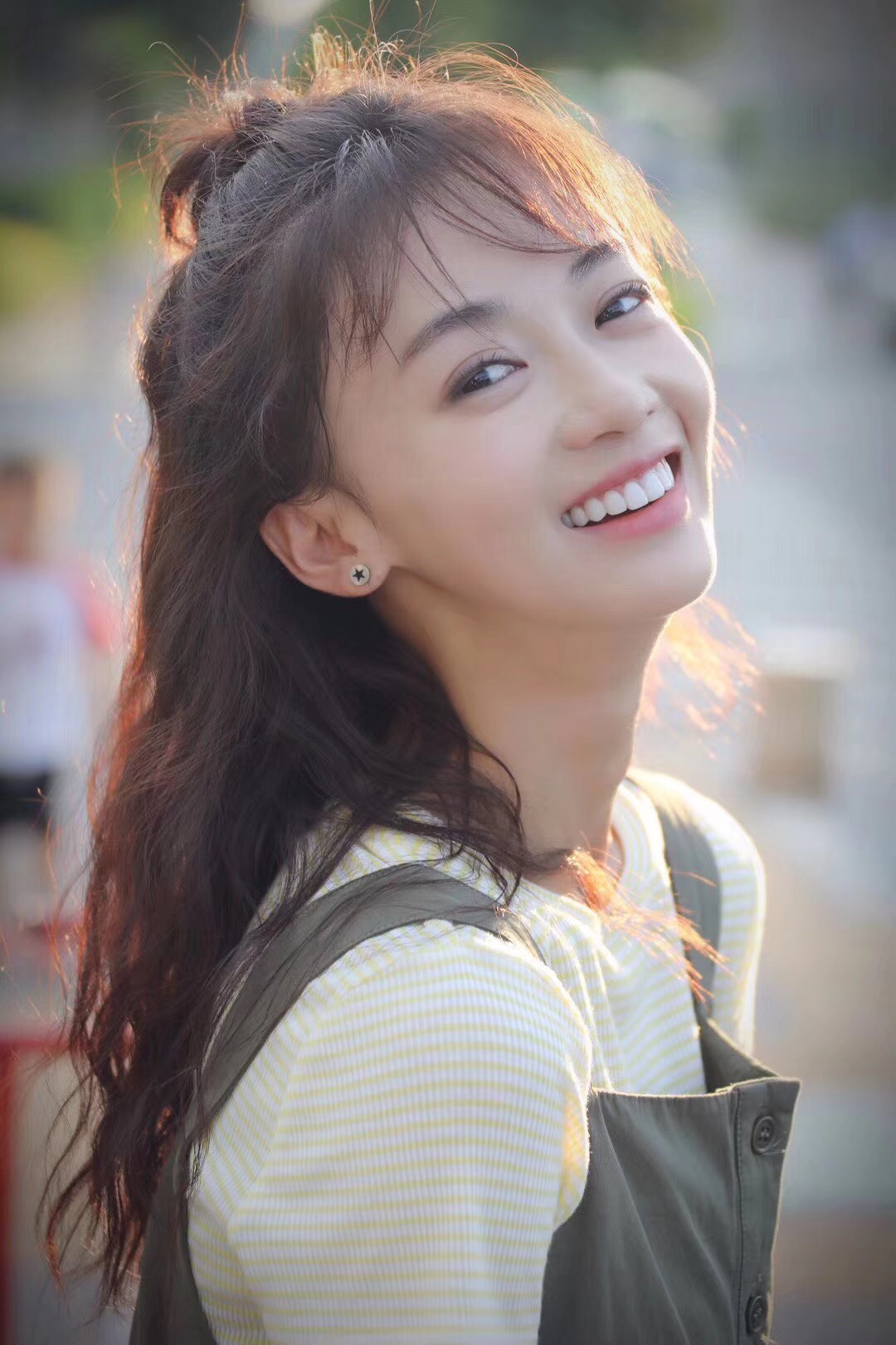  p>吴谨言,1990年8月16日出生于四川省成都市都江堰市,毕业于 a