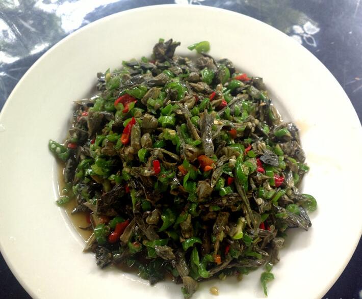 青椒炒干巴菌