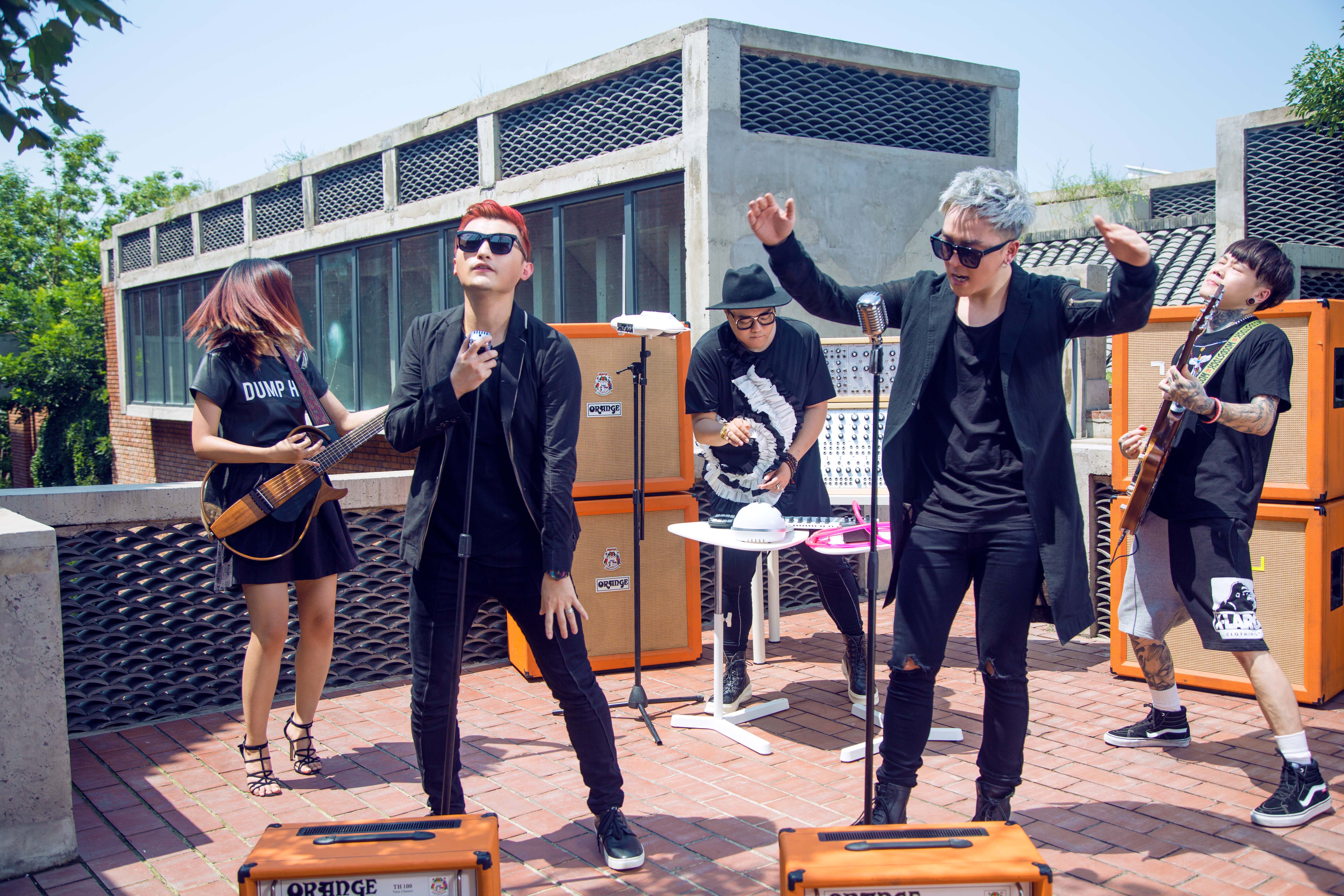  p>耀乐团成军于2010年10月,是由双主唱 a href="#" data-lemmaid="