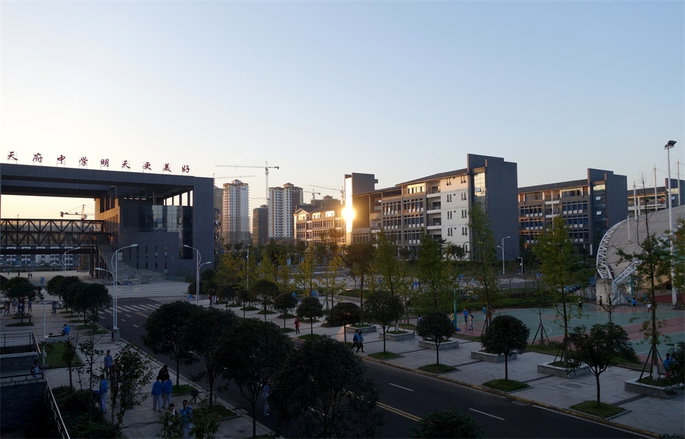 老窖天府中学(luzhoulaojiao tianfu middle school),简称"泸州二中"