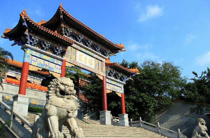  p>海月岩位于厚街镇涌口村金牛山,该山是座高十丈,周一里的红石质