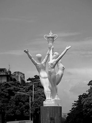  p>汕头市三身人雕像(雕塑),原雕塑命名为"崛起",位于广东省汕头市