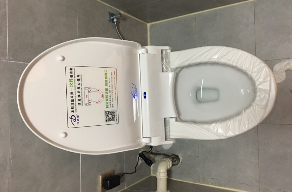  p>自动换套马桶,是一种采用自动换马桶套设备的马桶.